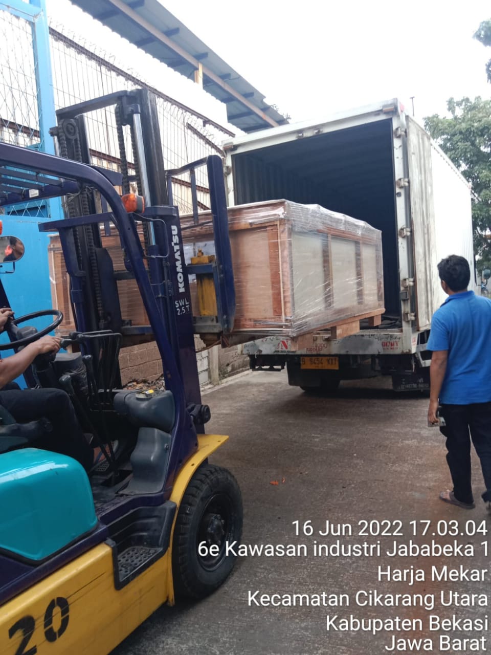 Proses muat spare part Genset